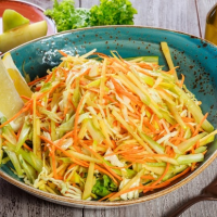 Салат из свежей капусты, моркови и яблок