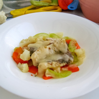 Рыба тушенная с овощами в сметанном соусе